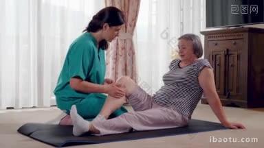在敬老院为老年妇女做腿部按摩的护士